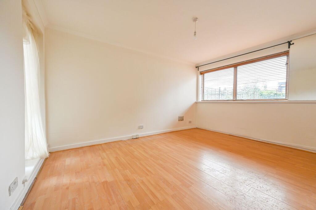 2 bed 1st Floor Flat for rent in London. From Foxtons - Battersea