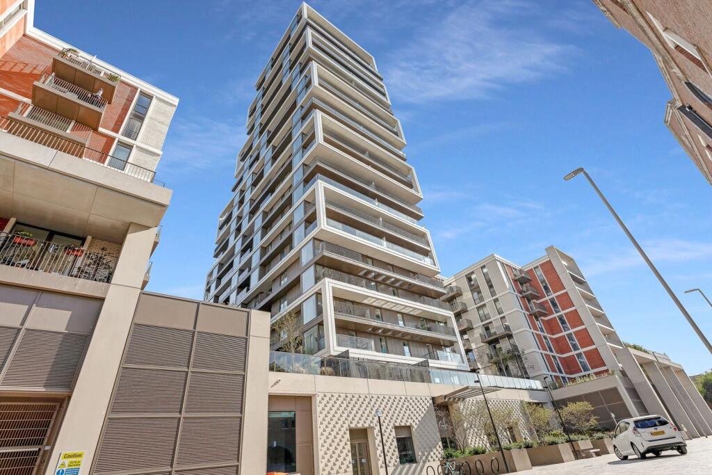 3 bed 1st Floor Flat for rent in London. From Foxtons - Battersea
