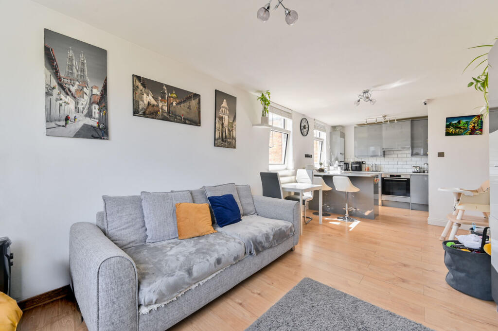 1 bed 1st Floor Flat for rent in Battersea. From Foxtons - Battersea