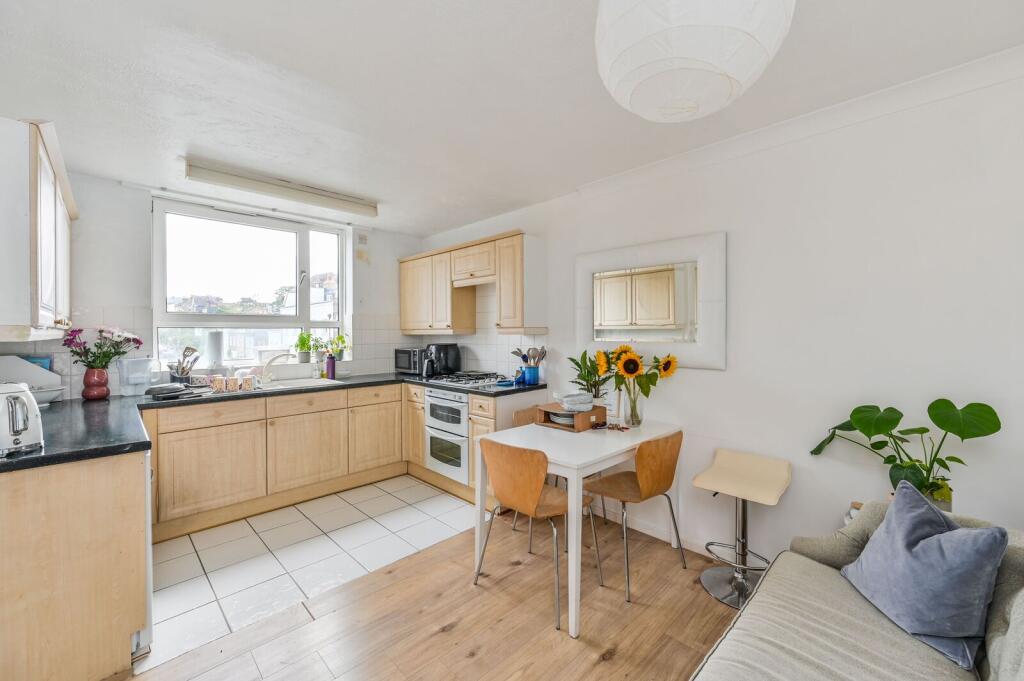 2 bed 1st Floor Flat for rent in London. From Foxtons - Battersea