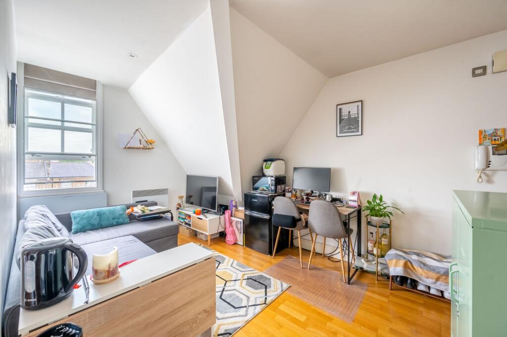 4 bed Studio for rent in Clapham. From Foxtons - Battersea