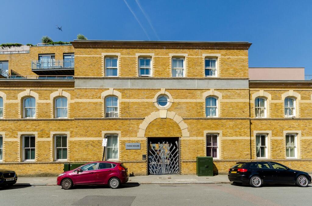 2 bed 1st Floor Flat for rent in London. From Foxtons - Battersea