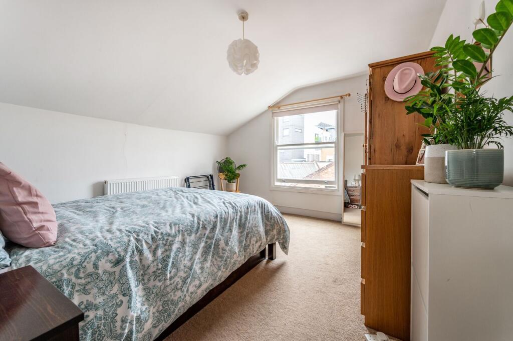 1 bed 1st Floor Flat for rent in Clapham. From Foxtons - Battersea