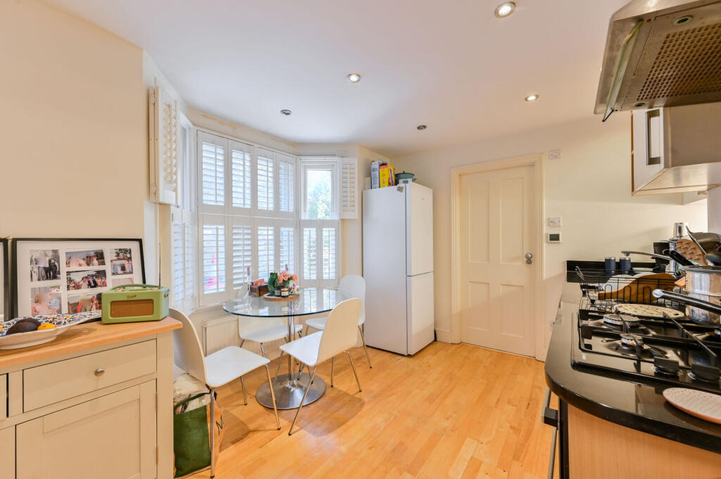 2 bed 1st Floor Flat for rent in Battersea. From Foxtons - Battersea