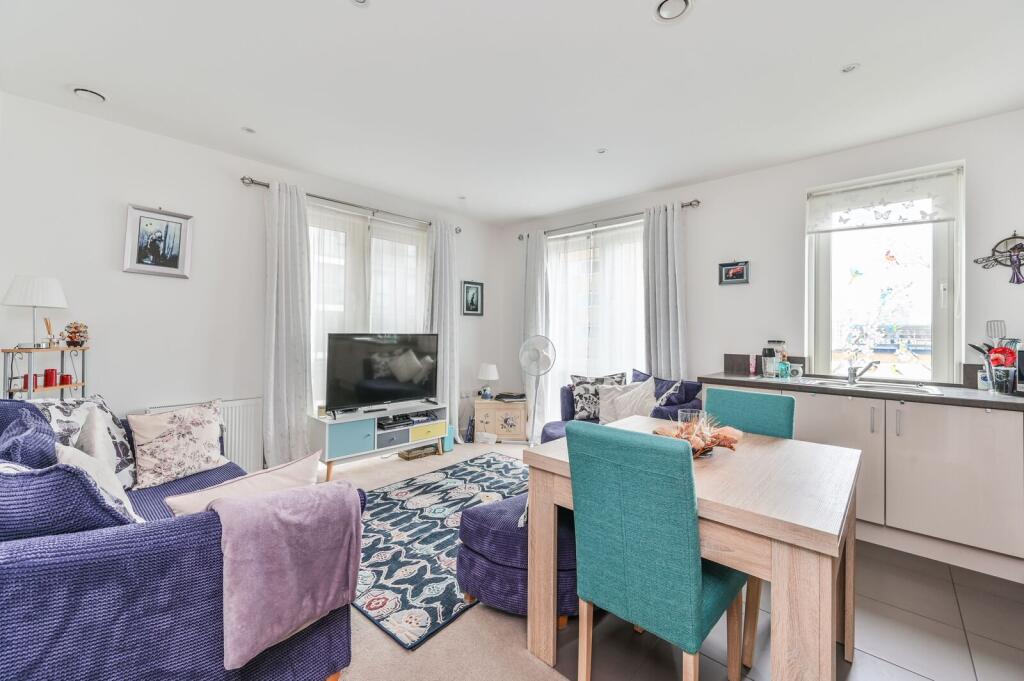 1 bed 1st Floor Flat for rent in London. From Foxtons - Battersea