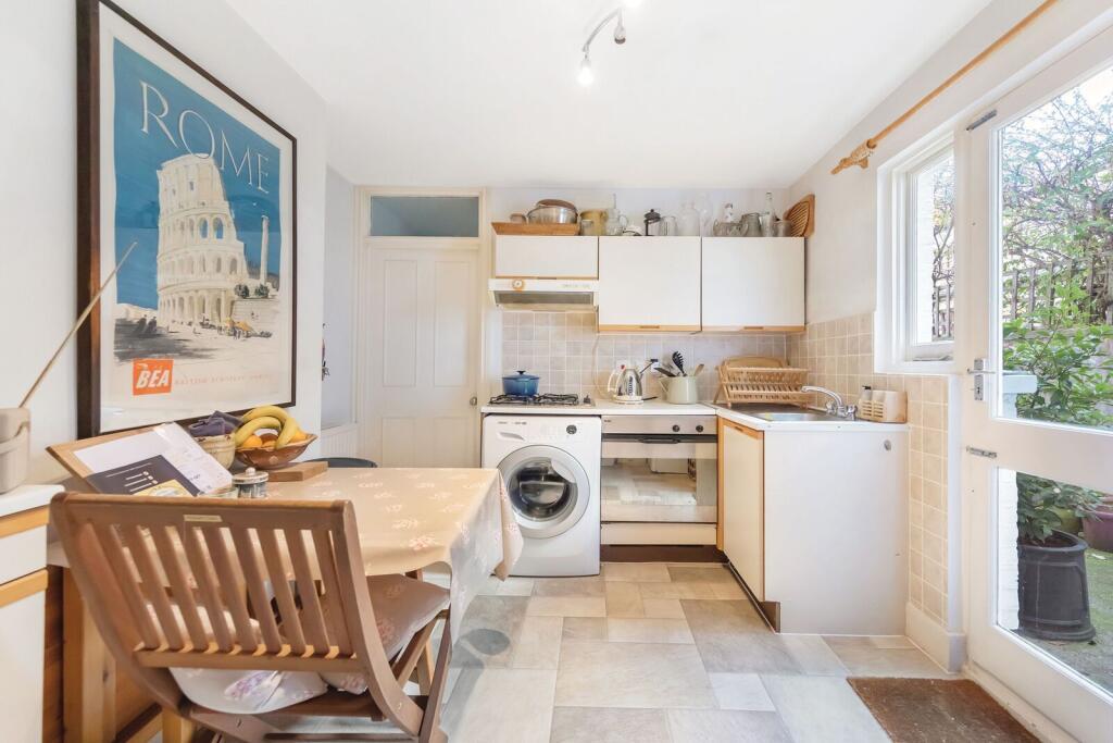 2 bed 1st Floor Flat for rent in Clapham. From Foxtons - Battersea