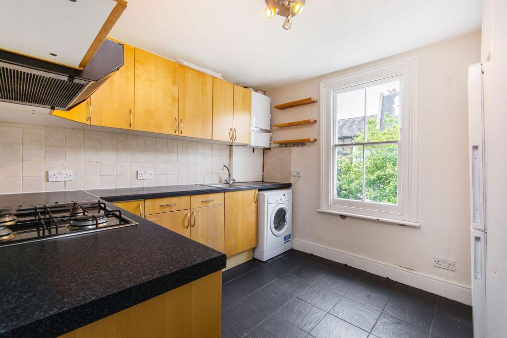 2 bed 1st Floor Flat for rent in London. From Foxtons - Battersea
