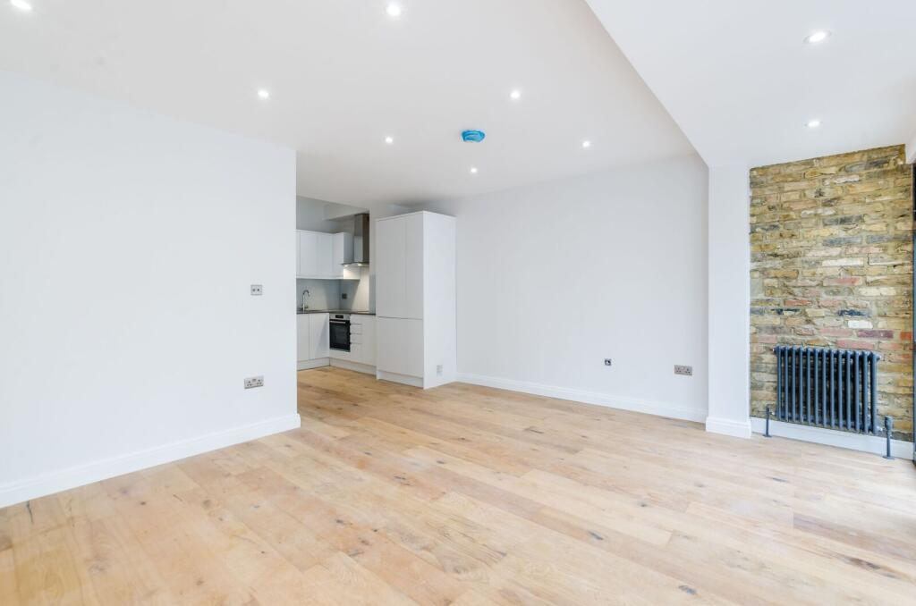 2 bed 1st Floor Flat for rent in London. From Foxtons - Battersea