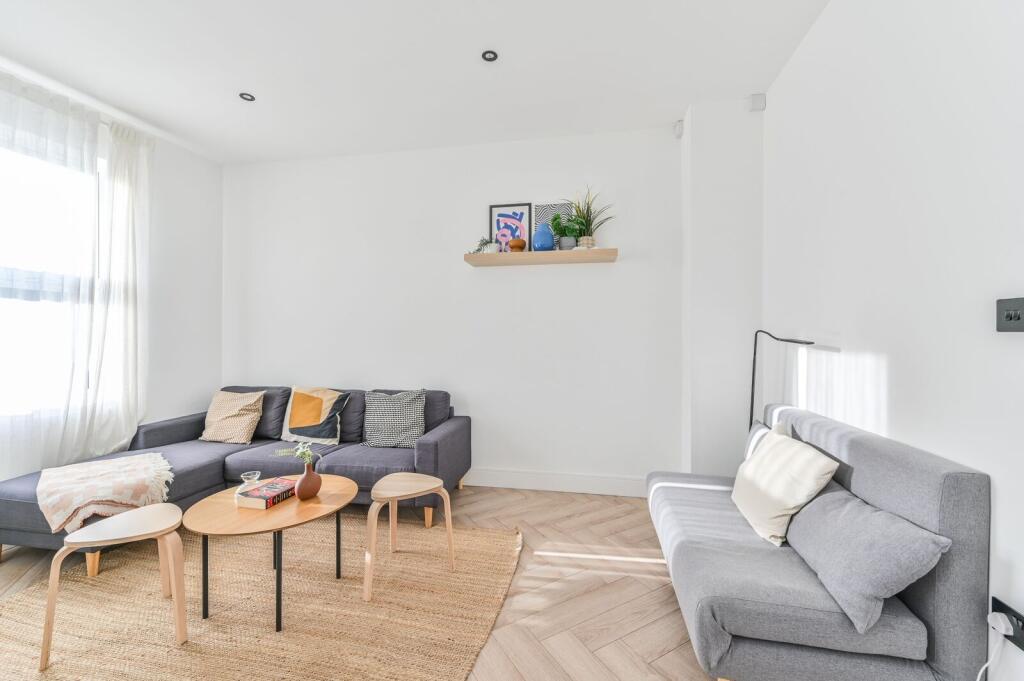 2 bed 1st Floor Flat for rent in London. From Foxtons - Battersea
