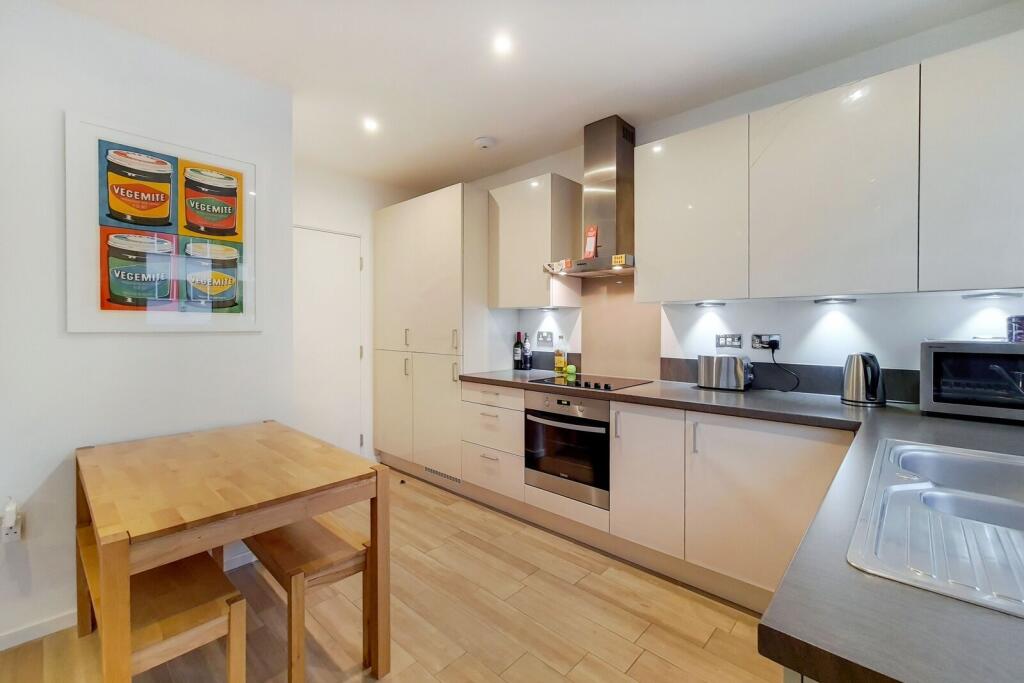 2 bed 1st Floor Flat for rent in London. From Foxtons - Battersea