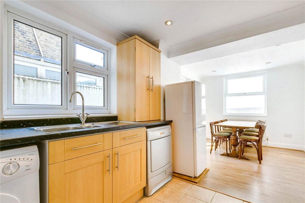 3 bed 1st Floor Flat for rent in Clapham. From Foxtons - Battersea