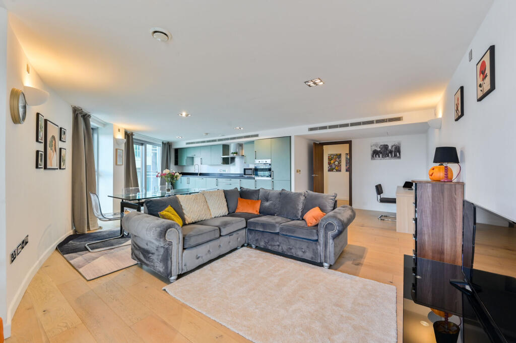 2 bed 1st Floor Flat for rent in London. From Foxtons - Battersea