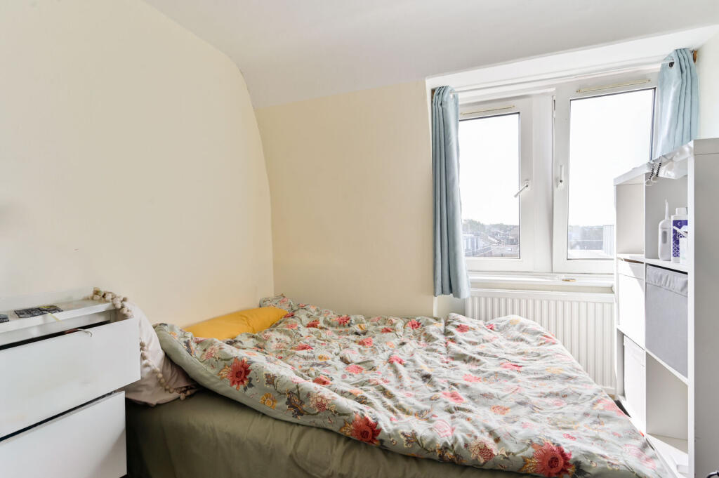 3 bed 1st Floor Flat for rent in London. From Foxtons - Battersea