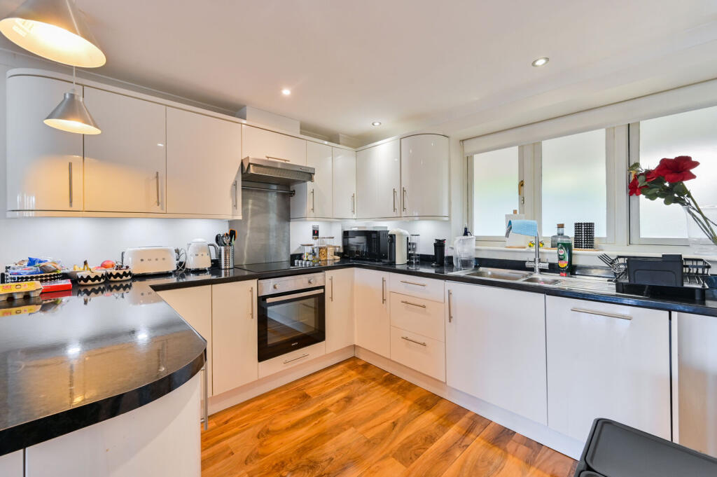 1 bed 1st Floor Flat for rent in London. From Foxtons - Battersea