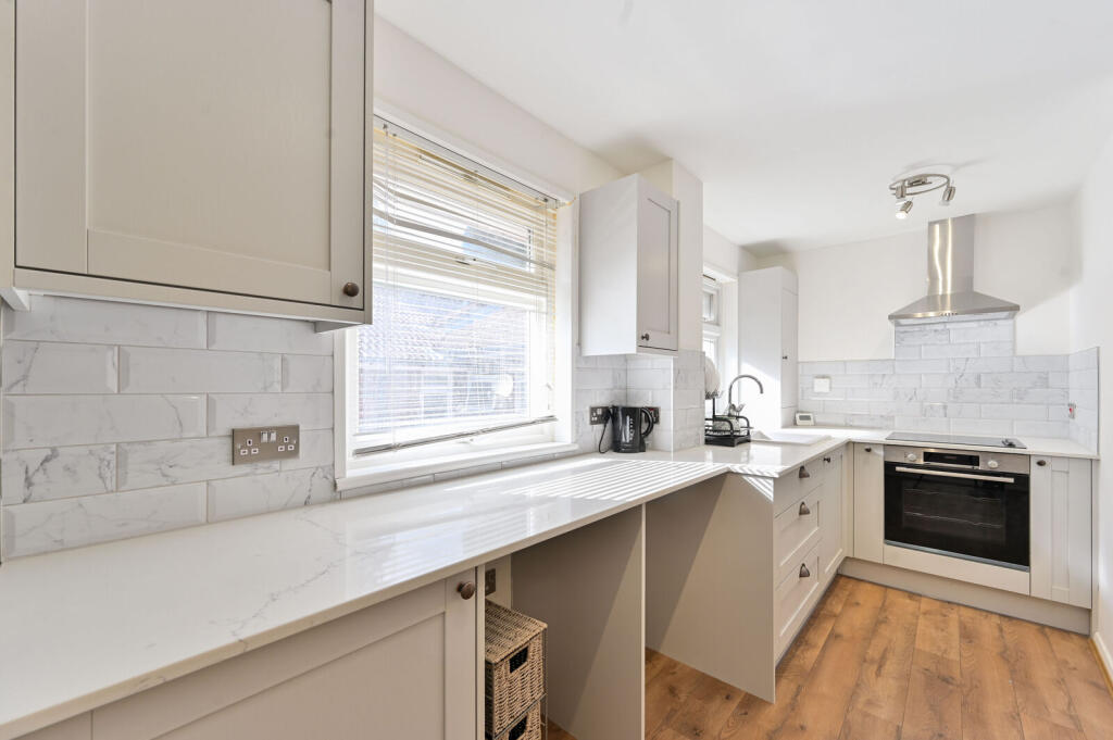 2 bed 1st Floor Flat for rent in London. From Foxtons - Battersea