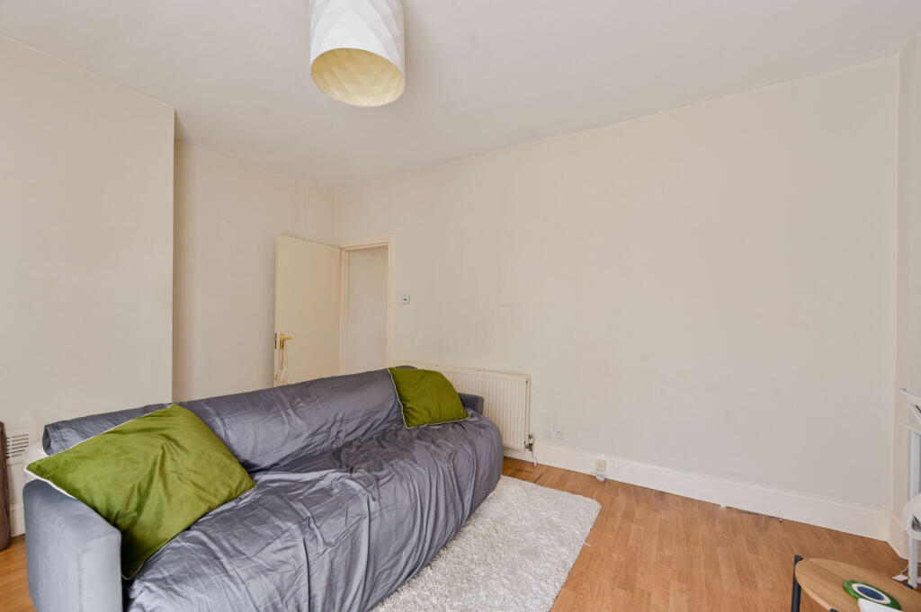 1 bed 1st Floor Flat for rent in London. From Foxtons - Battersea