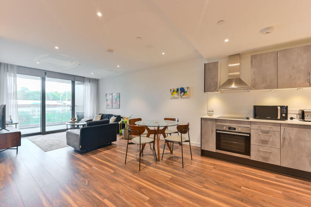 1 bed 1st Floor Flat for rent in London. From Foxtons - Battersea