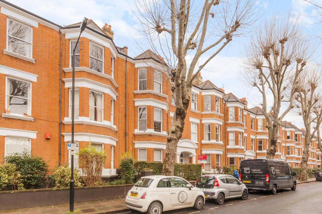 3 bed 1st Floor Flat for rent in Camberwell. From Foxtons - Brixton 3 bed 1st Floor Flat for rent in Camberwell. From Foxtons - Brixton