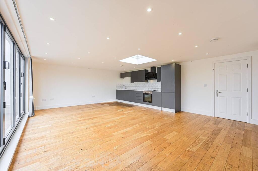 3 bed 1st Floor Flat for rent in Orpington. From Foxtons - Bromley