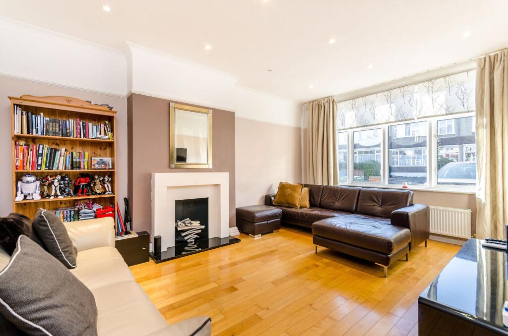 4 bed Mid Terraced House for rent in Beckenham. From Foxtons - Bromley
