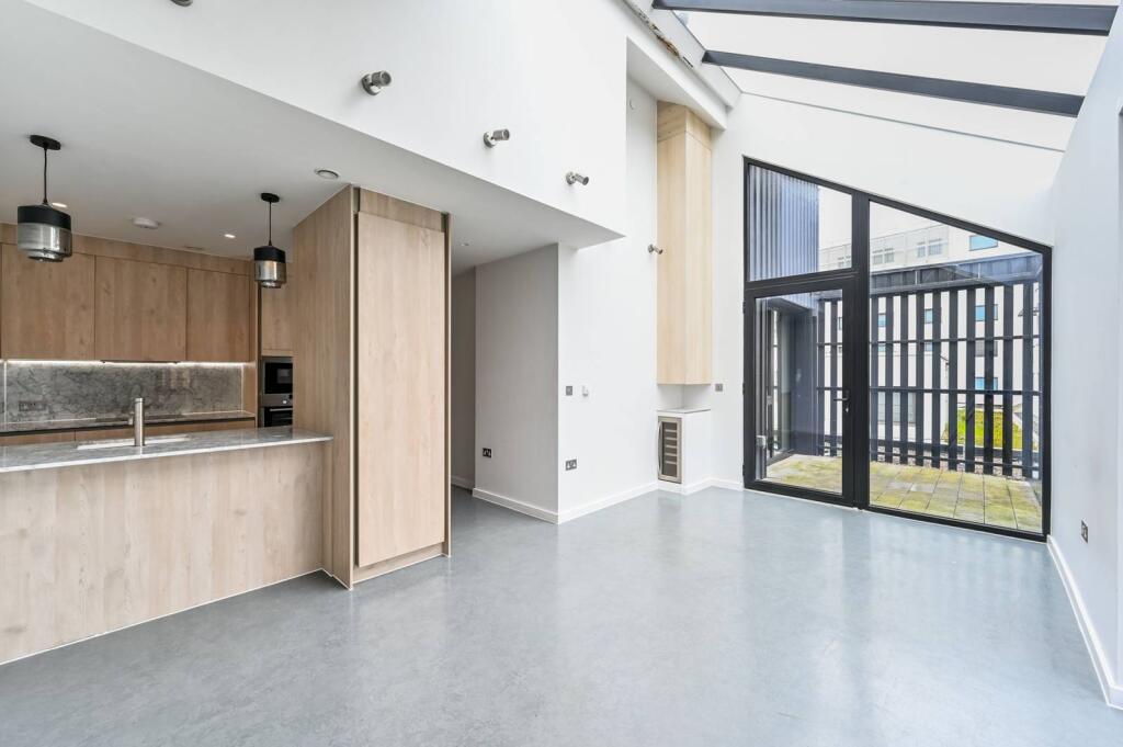 3 bed 1st Floor Flat for rent in London. From Foxtons - Camden