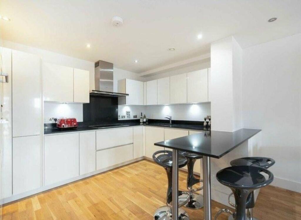3 bed 1st Floor Flat for rent in London. From Foxtons - Camden
