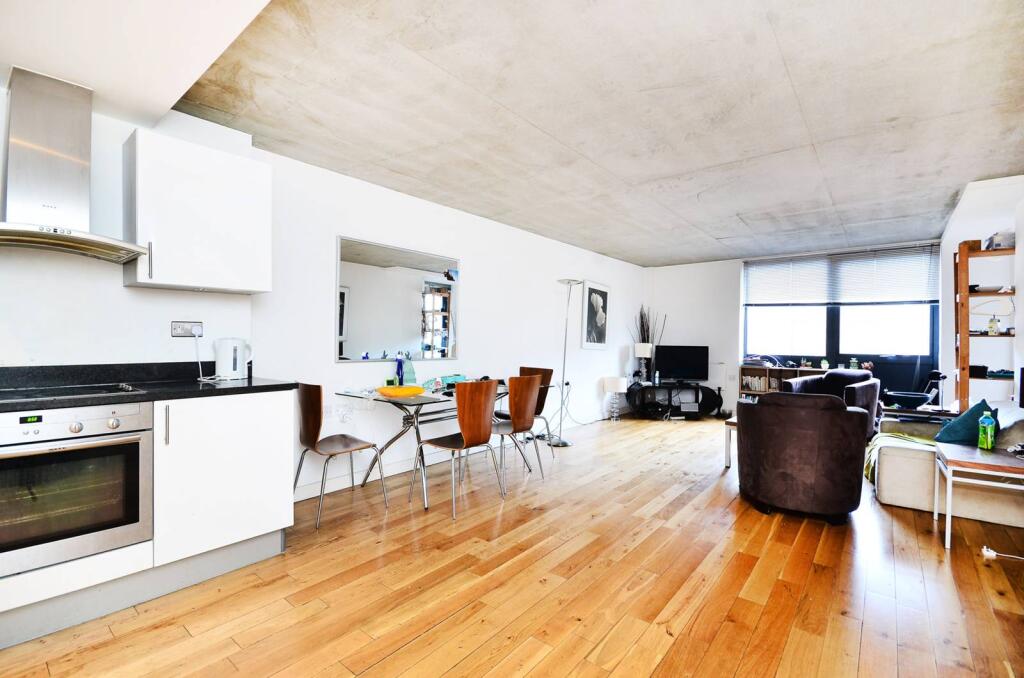 3 bed 1st Floor Flat for rent in London. From Foxtons - Camden