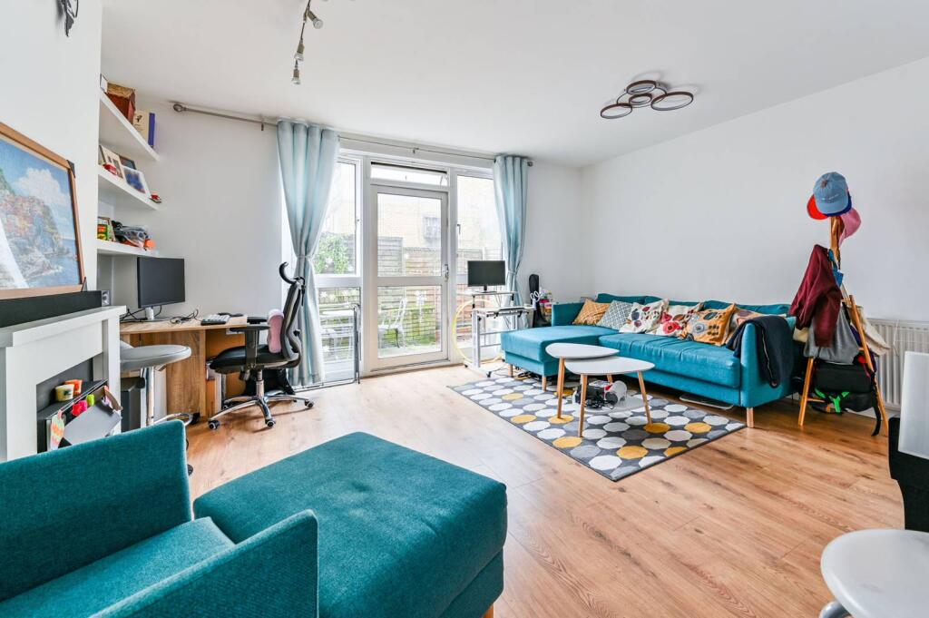 3 bed 1st Floor Flat for rent in London. From Foxtons - Camden