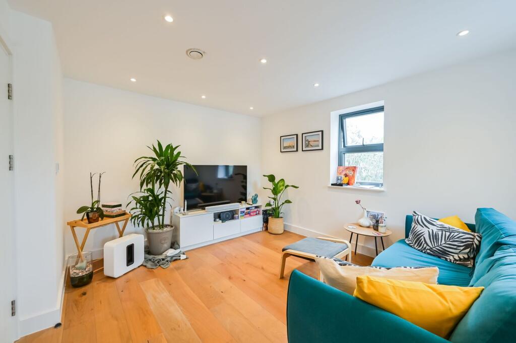 2 bed 1st Floor Flat for rent in London. From Foxtons - Camden