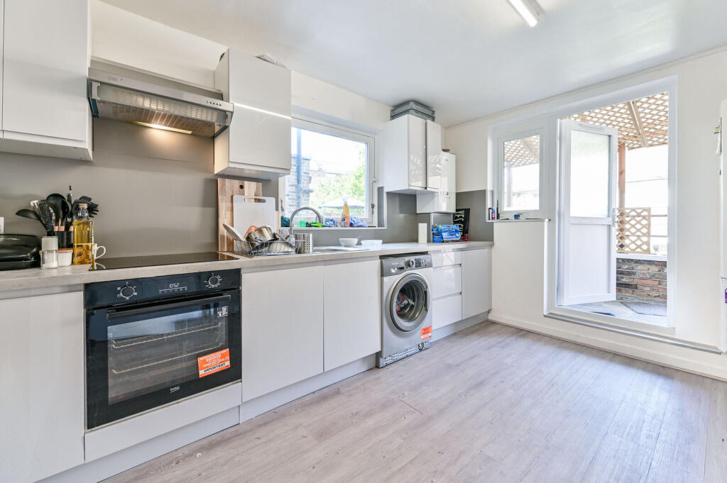 3 bed 1st Floor Flat for rent in Camden Town. From Foxtons - Camden