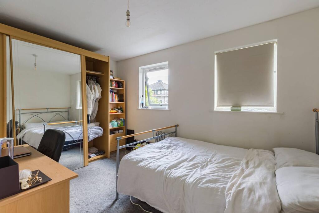 2 bed 1st Floor Flat for rent in London. From Foxtons - Canary Wharf