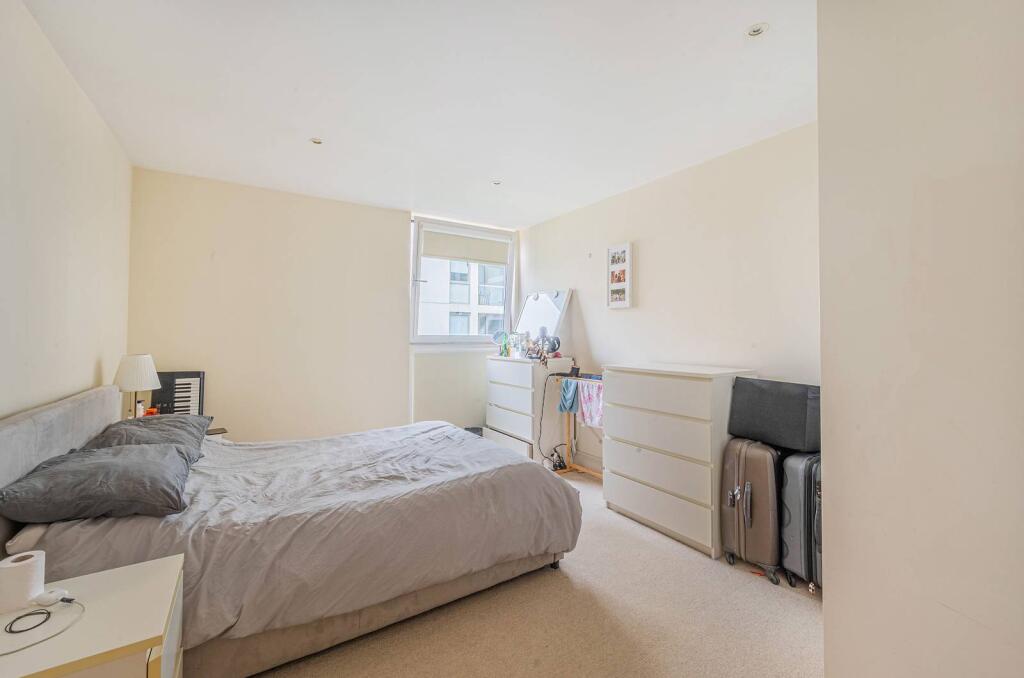 1 bed 1st Floor Flat for rent in London. From Foxtons - Canary Wharf