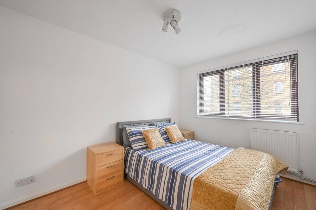1 bed Mid Terraced House for rent in London. From Foxtons - Canary Wharf