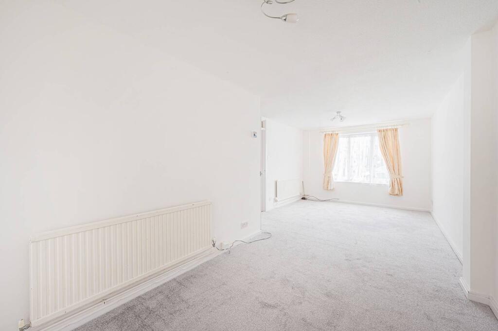 3 bed Mid Terraced House for rent in London. From Foxtons - Canary Wharf