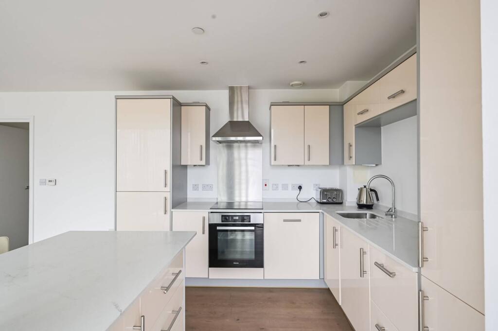 2 bed 1st Floor Flat for rent in London. From Foxtons - Canary Wharf