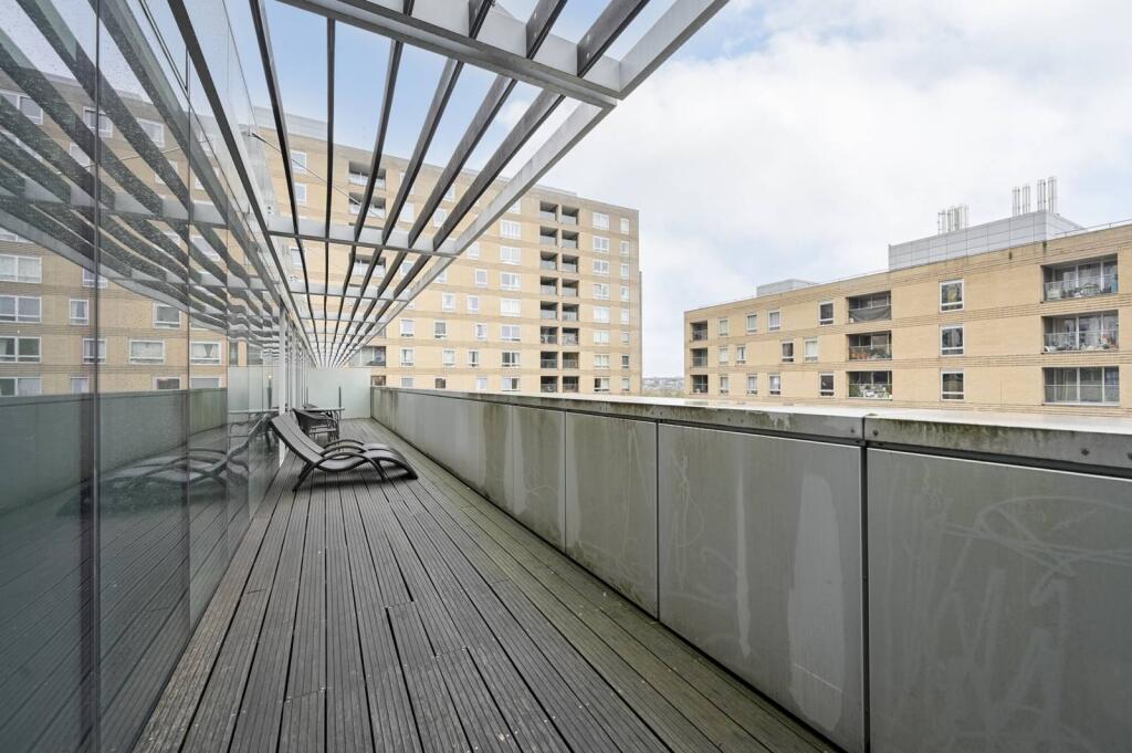 2 bed 1st Floor Flat for rent in London. From Foxtons - Canary Wharf