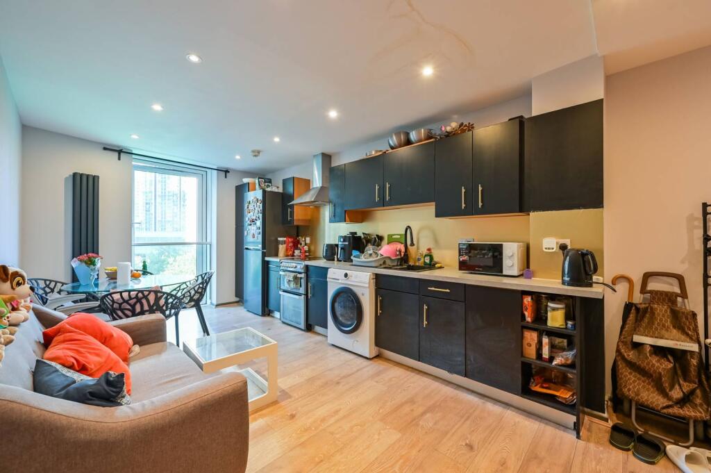 3 bed 1st Floor Flat for rent in London. From Foxtons - Canary Wharf