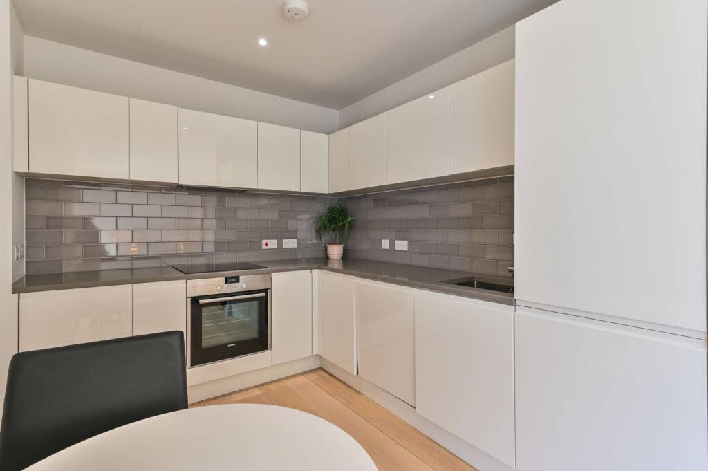 0 bed Studio for rent in London. From Foxtons - Canary Wharf