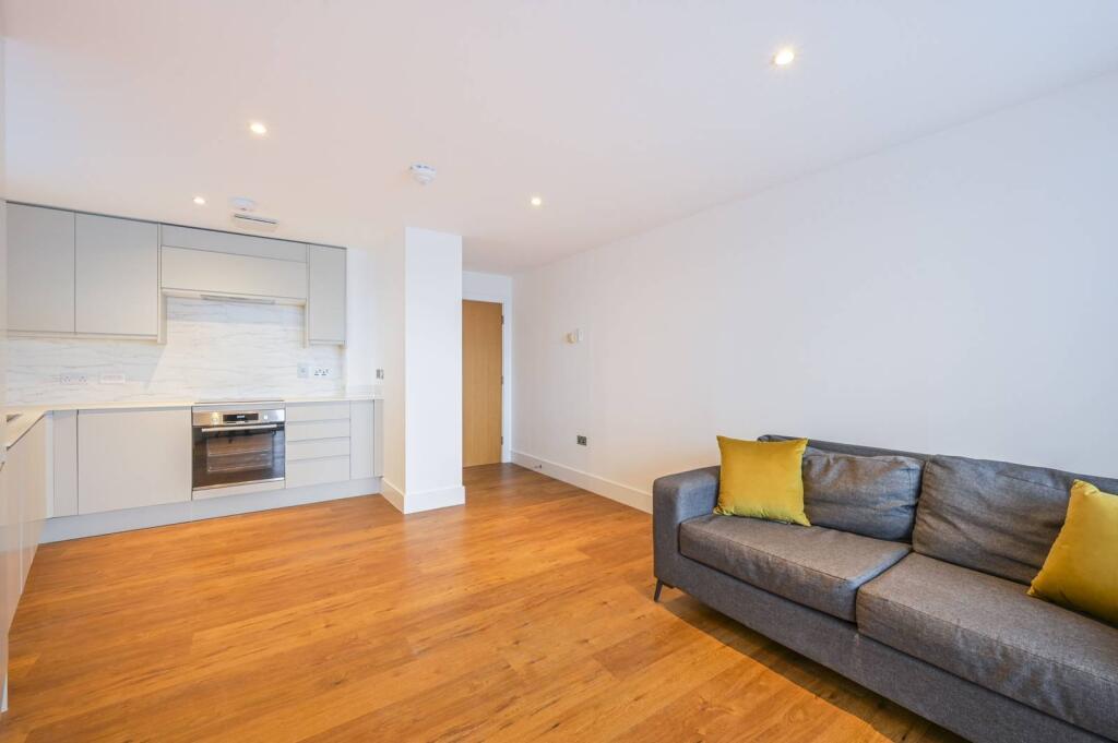 2 bed 1st Floor Flat for rent in London. From Foxtons - Canary Wharf