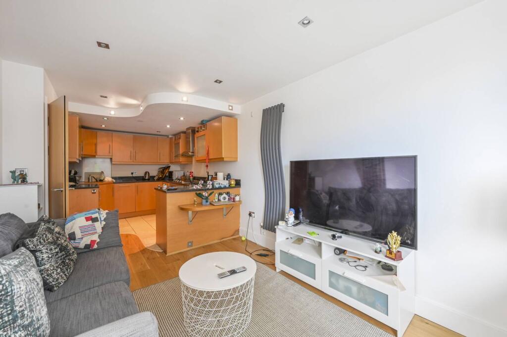 1 bed 1st Floor Flat for rent in London. From Foxtons - Canary Wharf