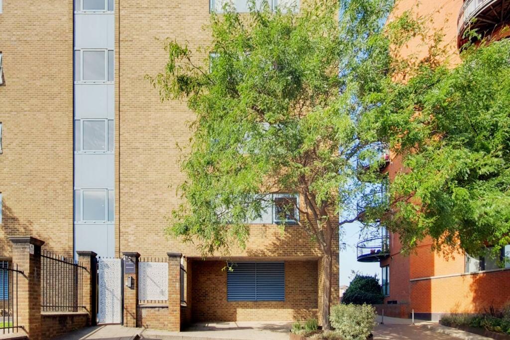 2 bed 1st Floor Flat for rent in London. From Foxtons - Canary Wharf