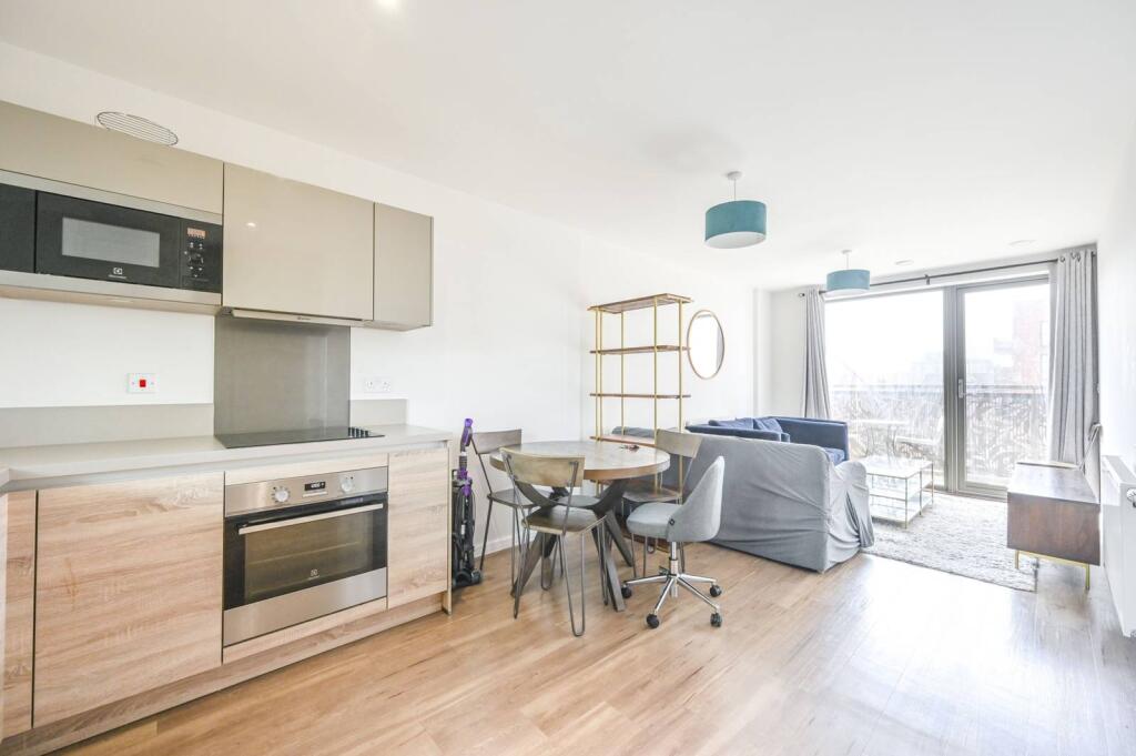 2 bed 1st Floor Flat for rent in London. From Foxtons - Canary Wharf
