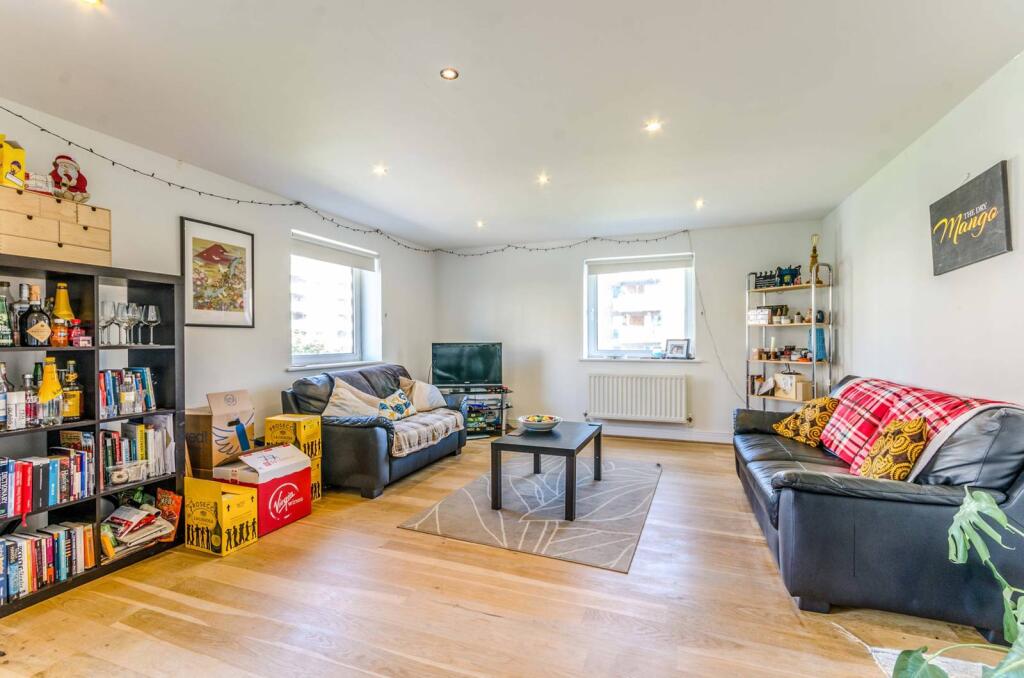 3 bed 1st Floor Flat for rent in London. From Foxtons - Canary Wharf