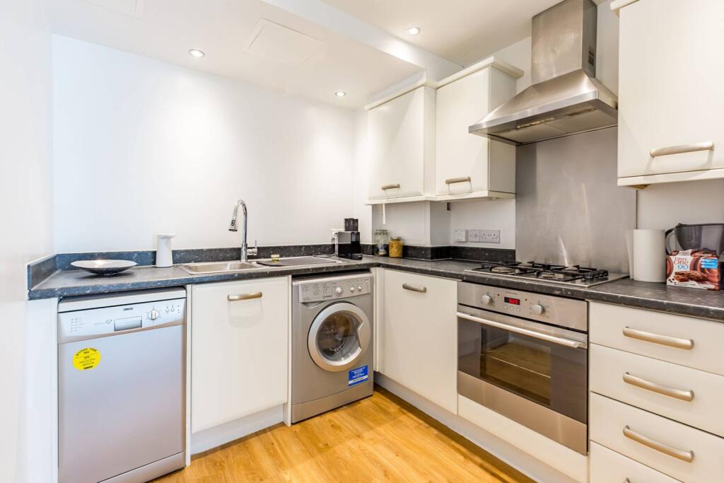 1 bed 1st Floor Flat for rent in London. From Foxtons - Canary Wharf