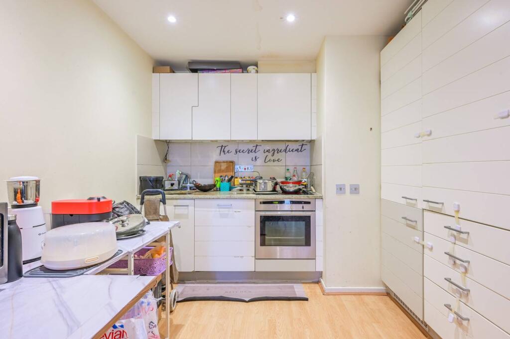 2 bed 1st Floor Flat for rent in London. From Foxtons - Canary Wharf
