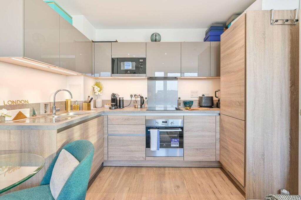 1 bed 1st Floor Flat for rent in London. From Foxtons - Canary Wharf