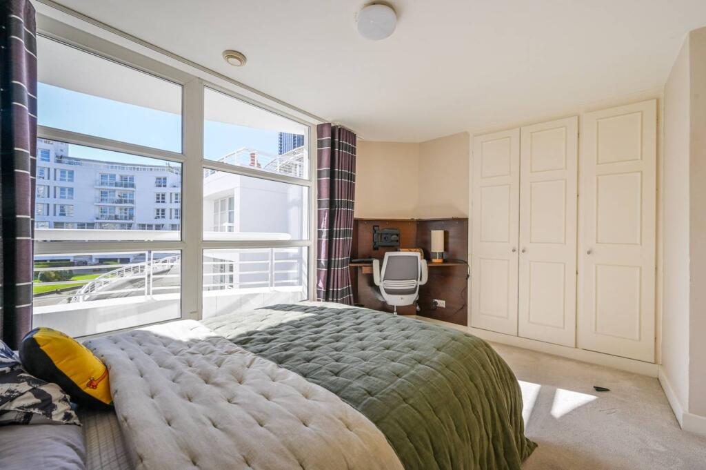 2 bed 1st Floor Flat for rent in London. From Foxtons - Canary Wharf