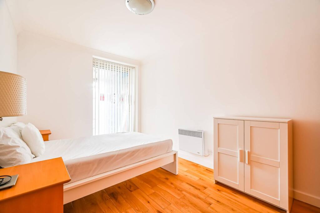 2 bed 1st Floor Flat for rent in London. From Foxtons - Canary Wharf