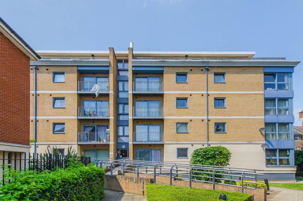 1 bed 1st Floor Flat for rent in Poplar. From Foxtons - Canary Wharf