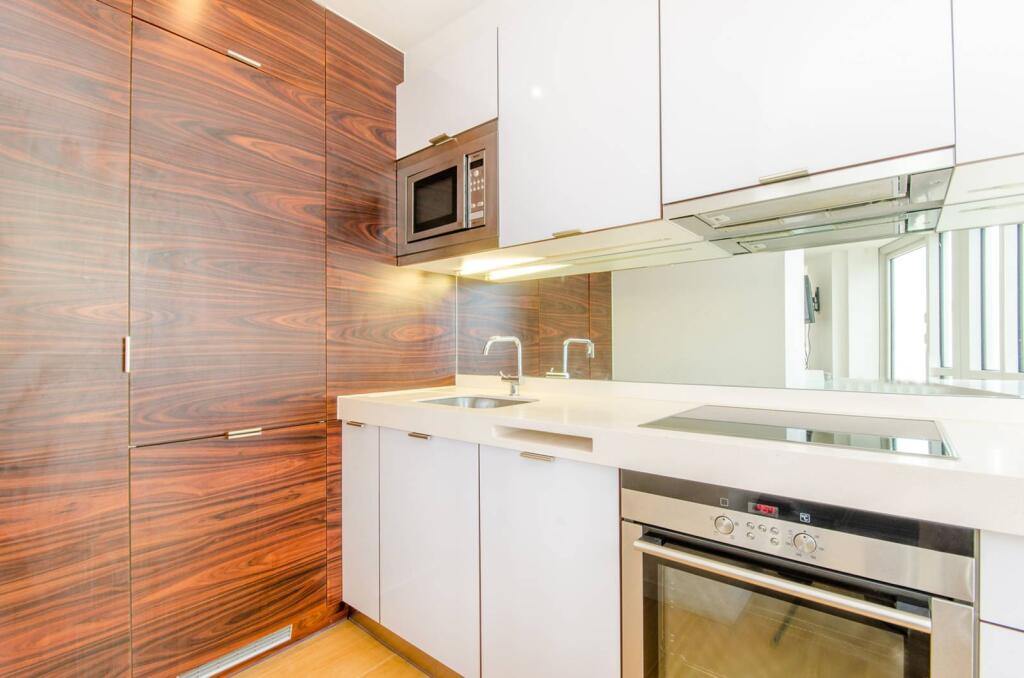 2 bed 1st Floor Flat for rent in Poplar. From Foxtons - Canary Wharf